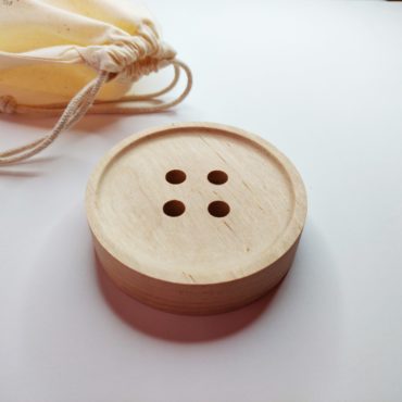 Jabonera en madera de abedul con forma de botón