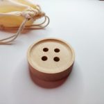 Xaboeira de madeira de bidueiro con forma de botón