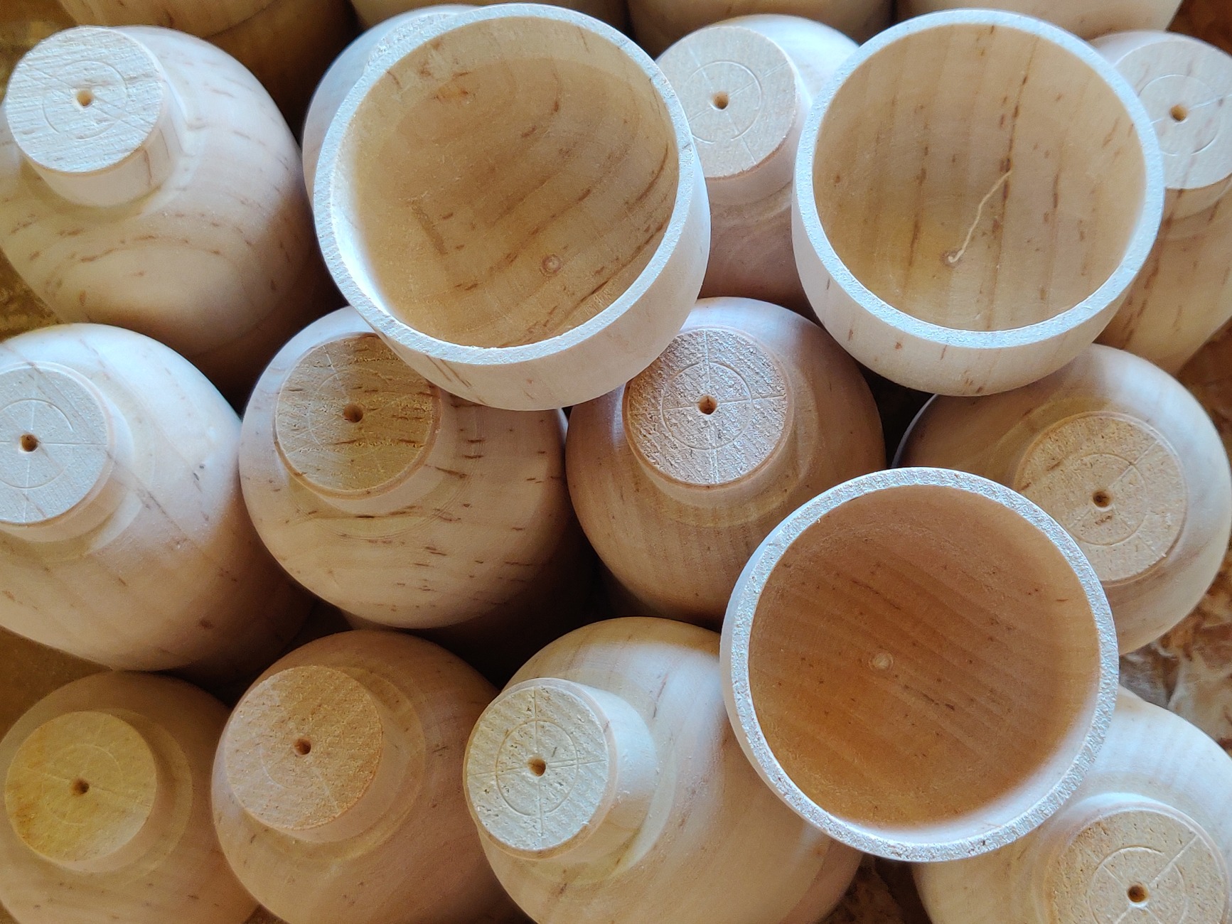 Bolos de madeira Kimaya Atalanta en proceso de produción
