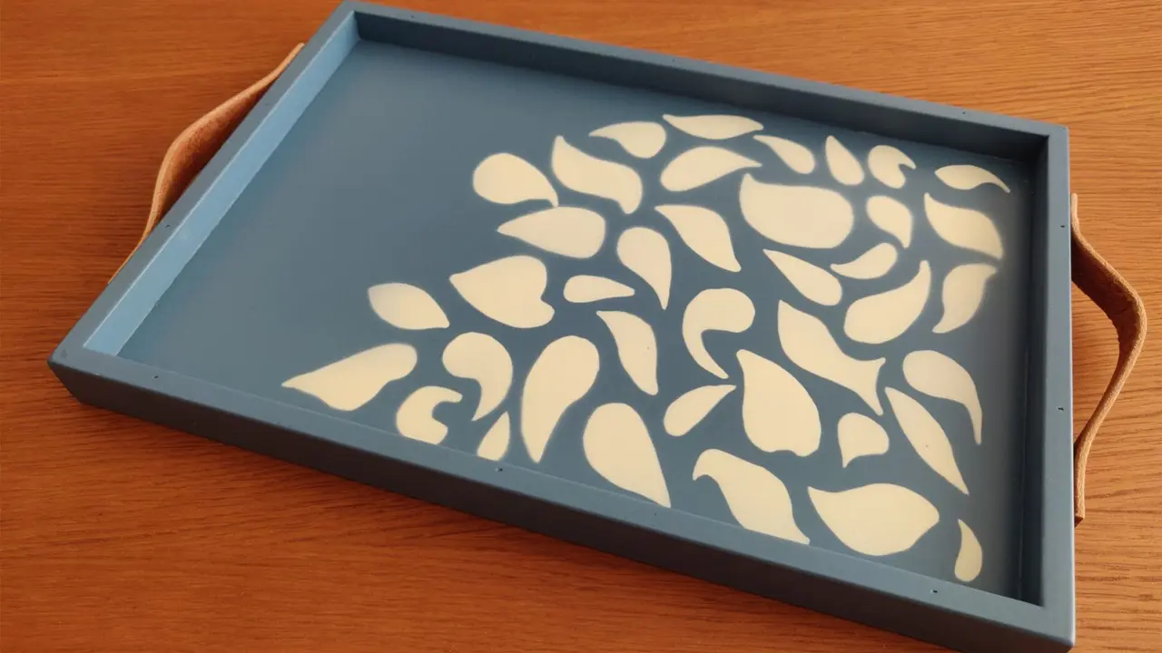 Abeleda es una bandeja de madera que recoge la tradición de los esgrafiados de la Ribeira Sacra